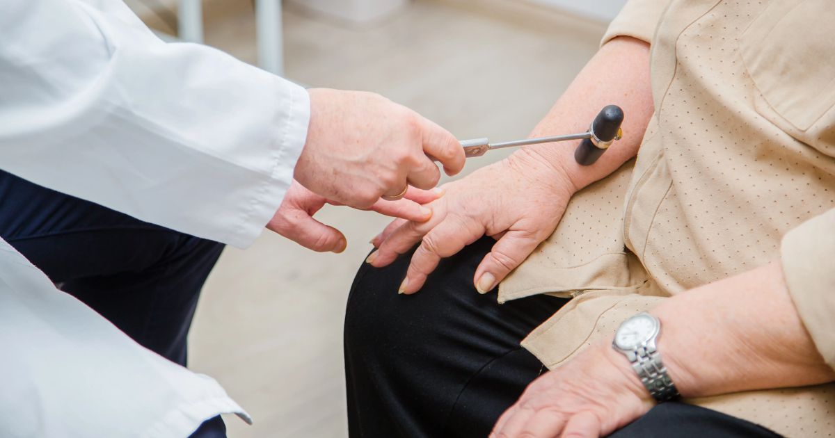 medic si pacient in timpul unei consultatii pentru neuropatie periferica