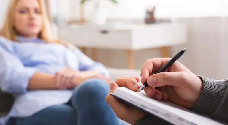 psihoterapie sedinta, psiholog care ia notite de la un pacient