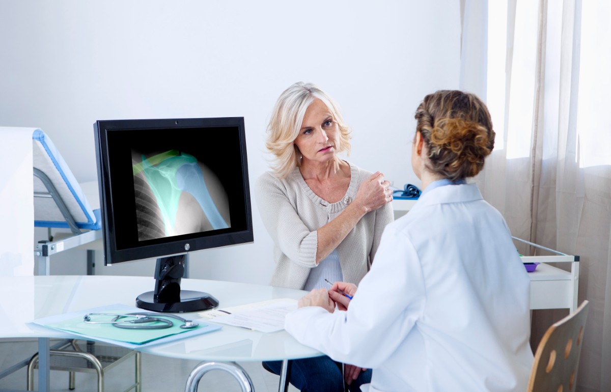 pacienta-durere-umar-consultatie-reumatologie