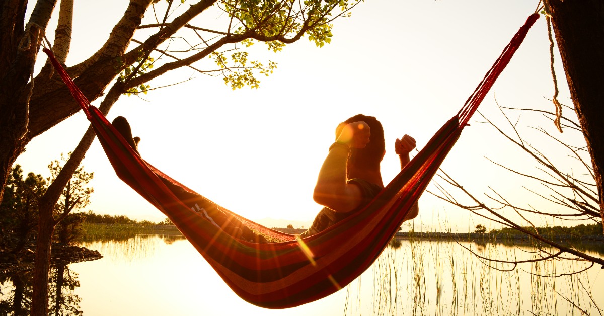 barbat-cu-creier-odihnit-in-hamac