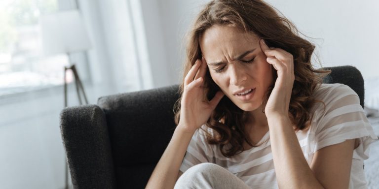 presiune in cap si tiuit in ureche, femeie care prezinta aceste simptome | Neuroaxis Bucuresti