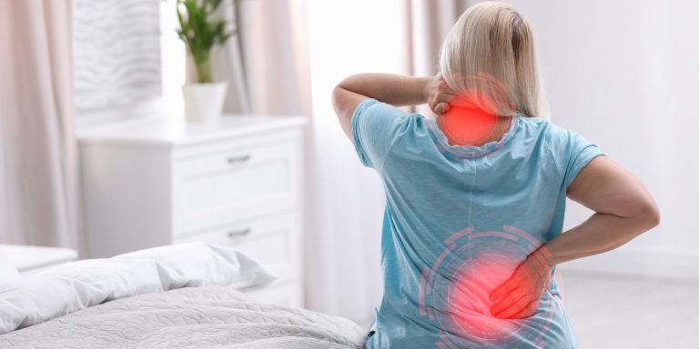 dureri de spate, femeie care are dureri de spate | Neuroaxis Bucuresti