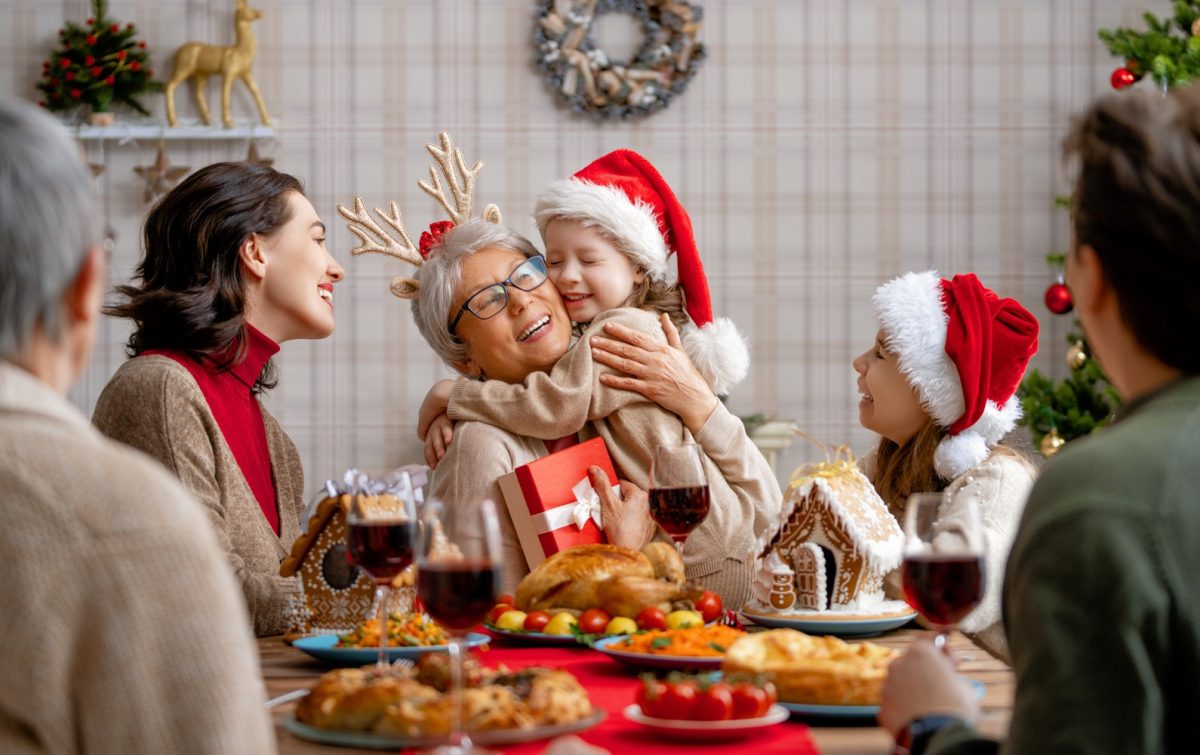 craciun in familie cu o bunica in timp ce isi imbratiseaza nepotelele