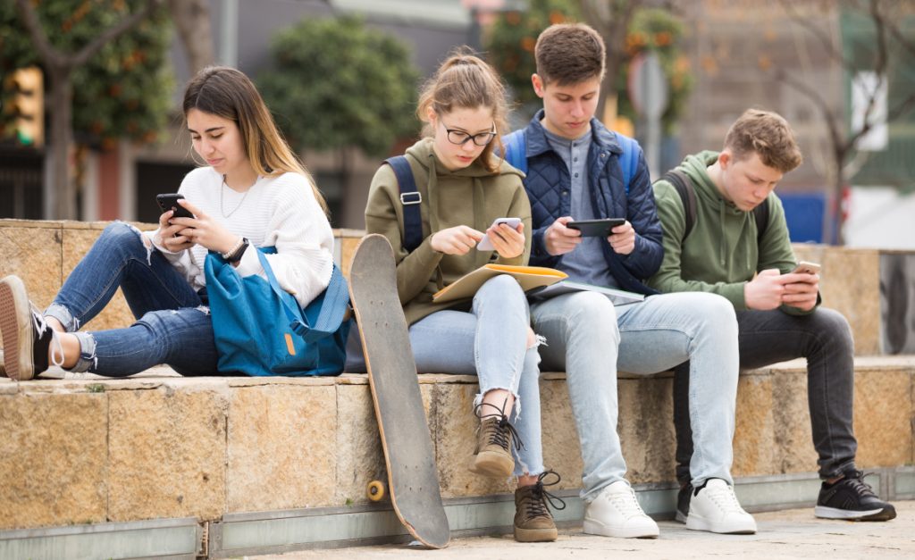 Inamicul din spatele ecranelor. Află ce este demența digitală