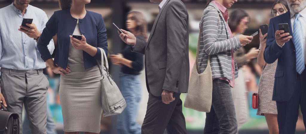 Dependenţa de ecrane la adulţi. Cum ne transformă tehnologia în zombi