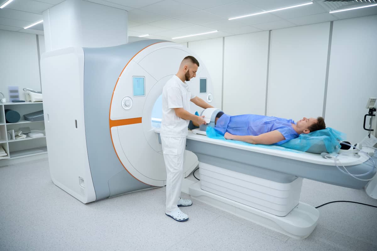 asistent pregateste pacientul pentru un RMN de genunchi