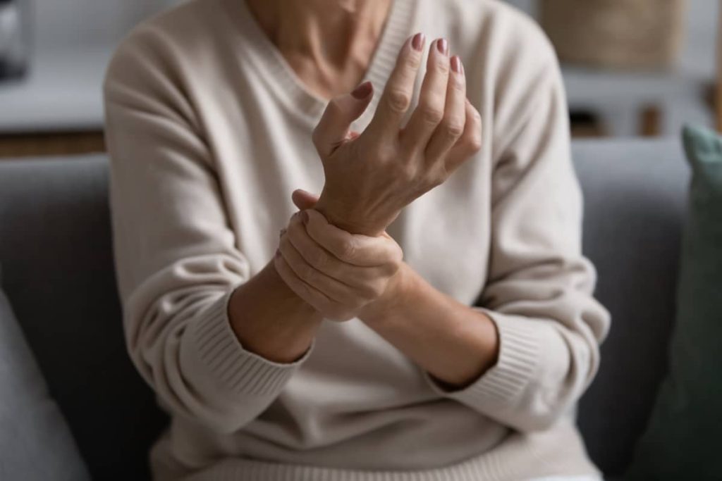 Menopauza și amorțirea mâinilor. De ce apare, simptome asociate și tratament