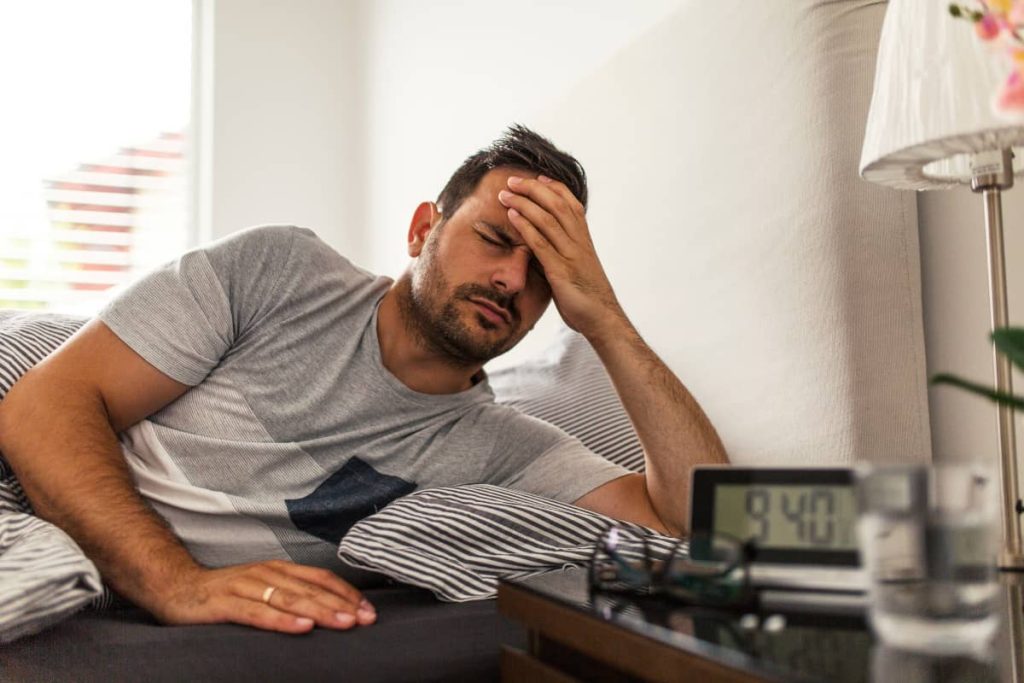 Dureri de cap dimineața. Cauze, factori de risc și tratament