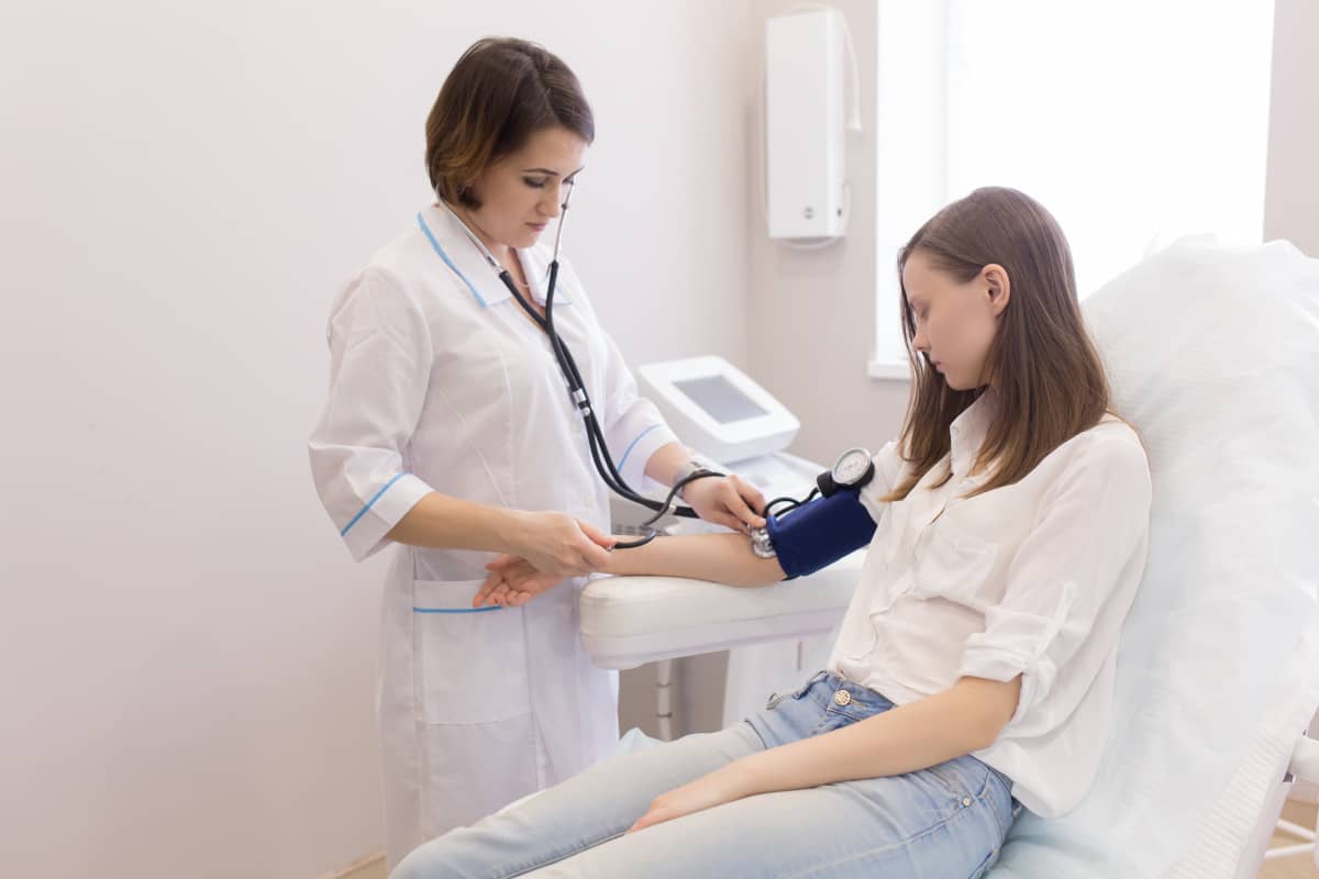 medicul masoara tensiunea arteriala a pacientei cu ajutorul tensiometrului