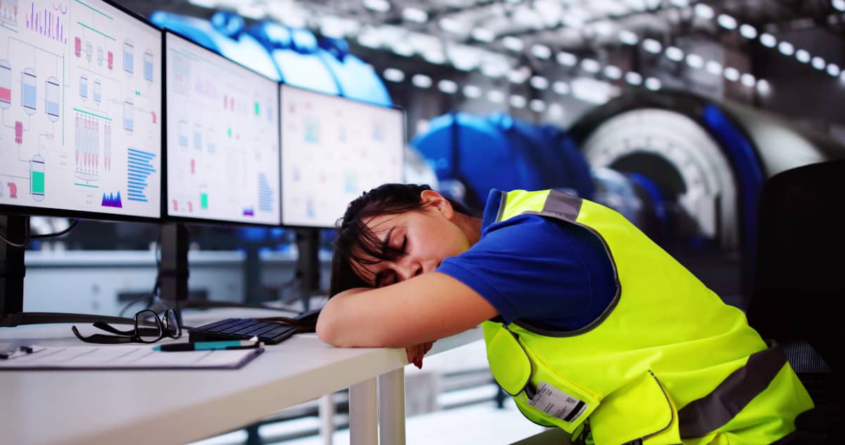 femeie surprinsa dormind sprijinita de masa in timpul orelor de lucru